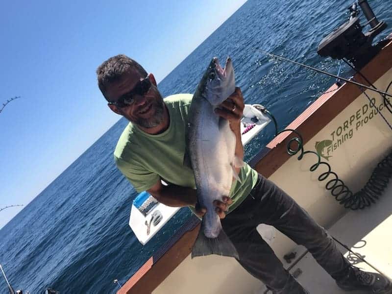 Pascal Breton qui tenant un poisson.