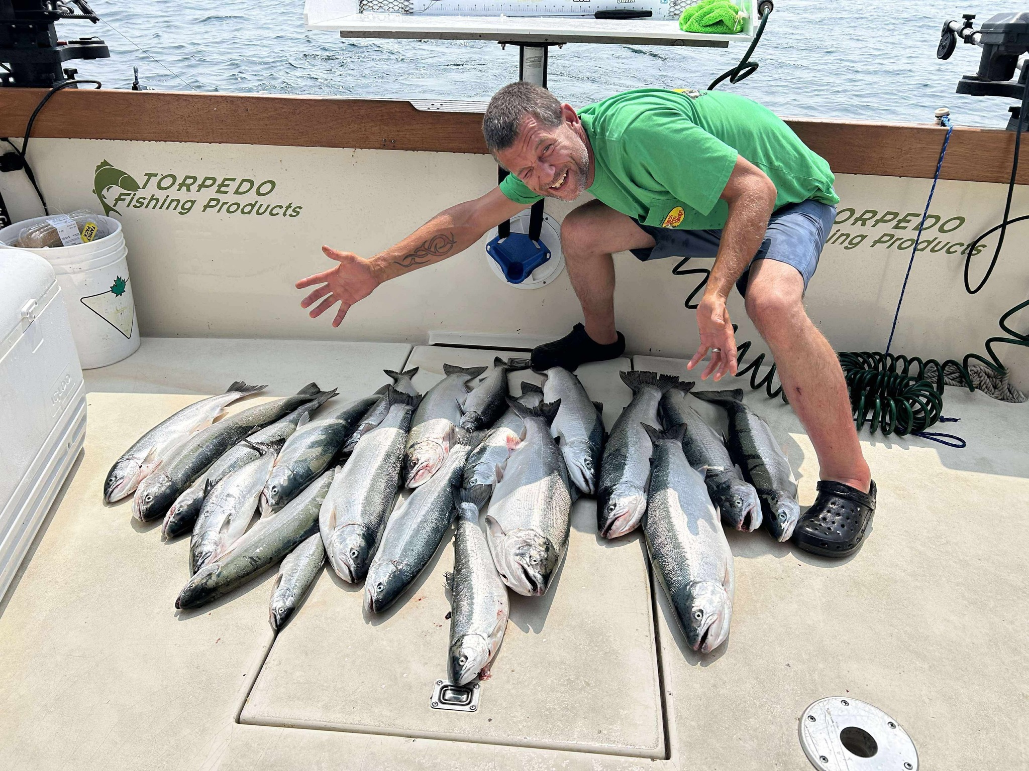 Pêcheur avec des poissons sur un bateau
